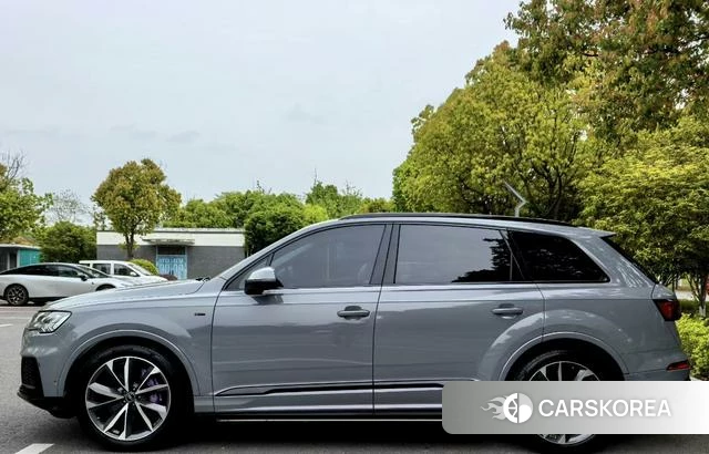 Audi Q7 2021 Серебристо-серый из Китая, фото 5