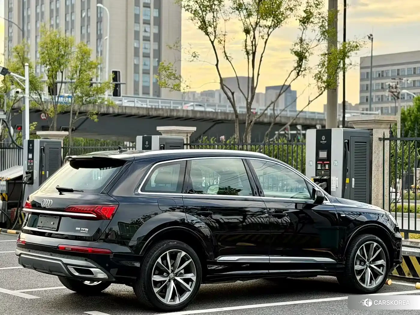 Audi Q7 2021 Черный из Китая, фото 5
