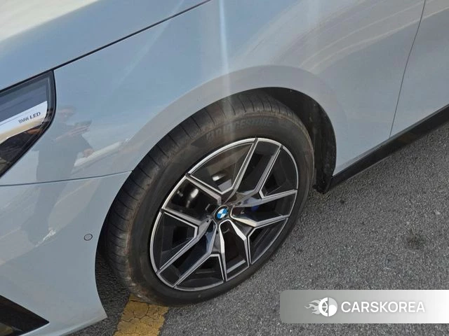 BMW 5 Series (G60) 2025 Серебристо-серый из Кореи, фото 5