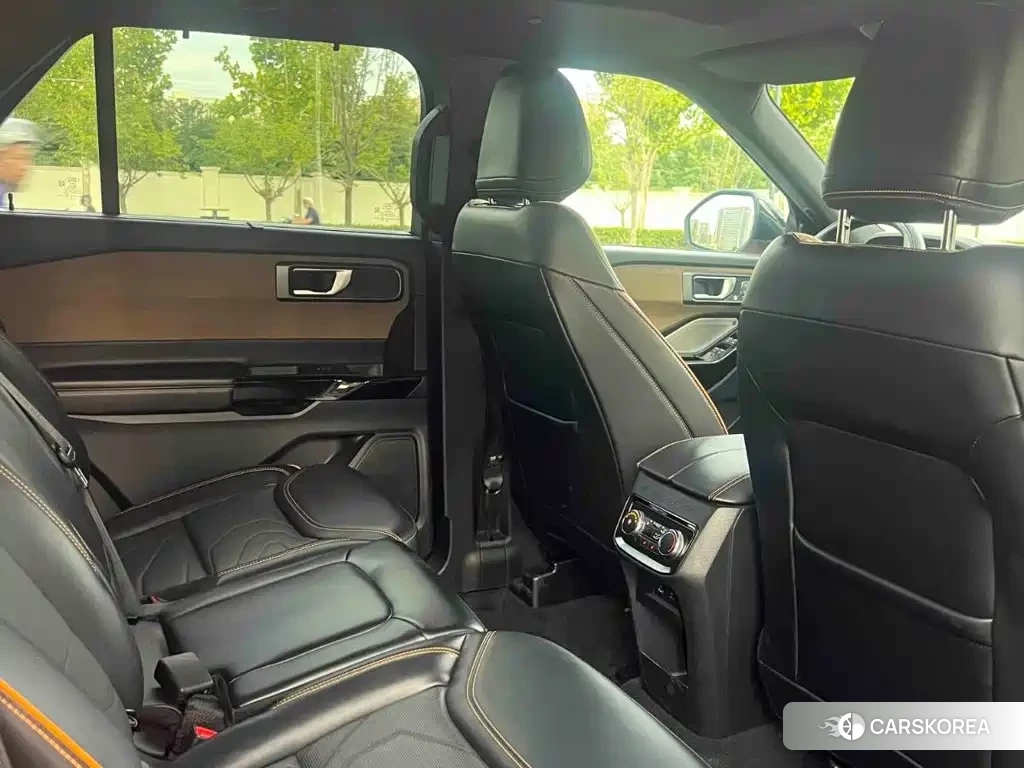 Ford Explorer 2024 Yellow/orange из Китая, фото 5