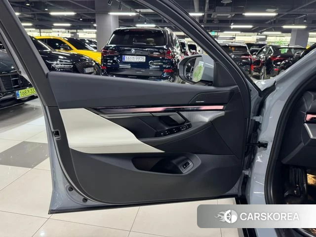 BMW 5 Series (G60) 2026 Цвет галактики из Кореи, фото 6
