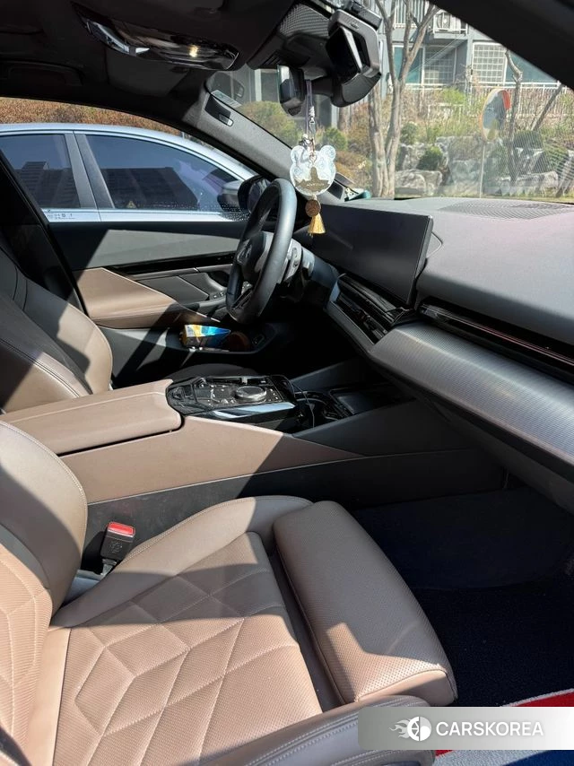 BMW 5 Series (G60) 2024 Черный из Кореи, фото 5