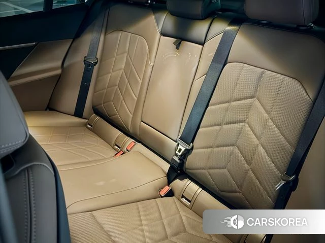 BMW 5 Series (G60) 2026 Светло-серебряный цвет из Кореи, фото 5
