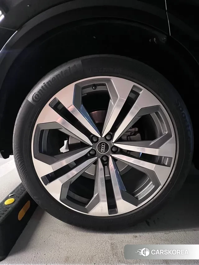 Audi Q8 (4M) 2023 Черный из Кореи, фото 6