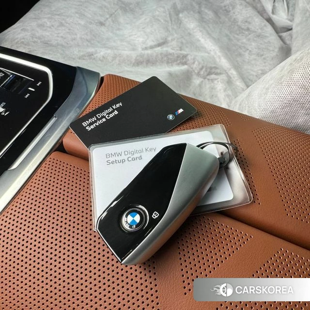 BMW 7 Series (G70) 2025 Светло-серебряный цвет из Кореи, фото 5