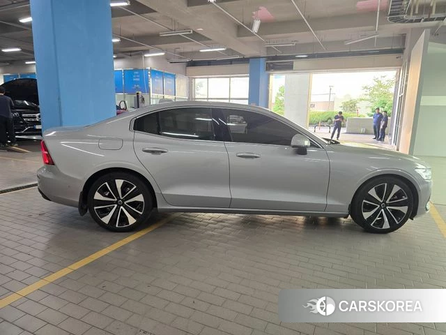 Volvo S60 3rd generation 2023 Серебристо-серый из Кореи, фото 5