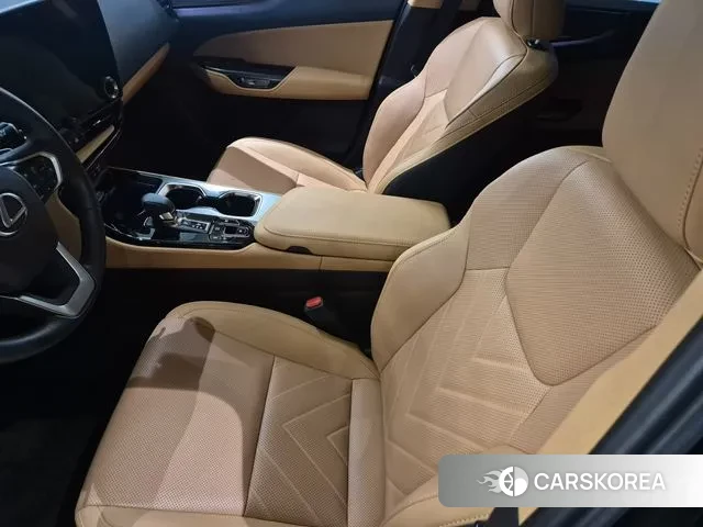 Lexus NX350h Second generation 2025 Жемчужный цвет из Кореи, фото 6