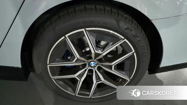 BMW 5 Series (G60) 2025 Серый из Кореи, фото 6