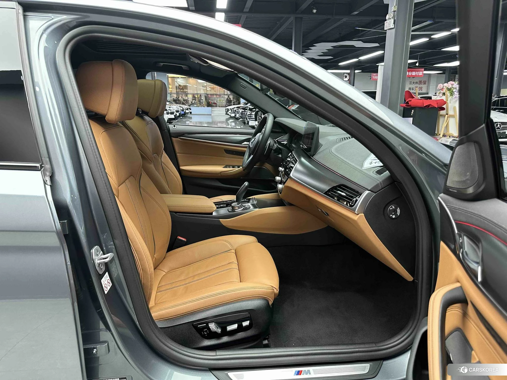 BMW 5 series (imported) 2021 Серебристо-серый из Китая, фото 5
