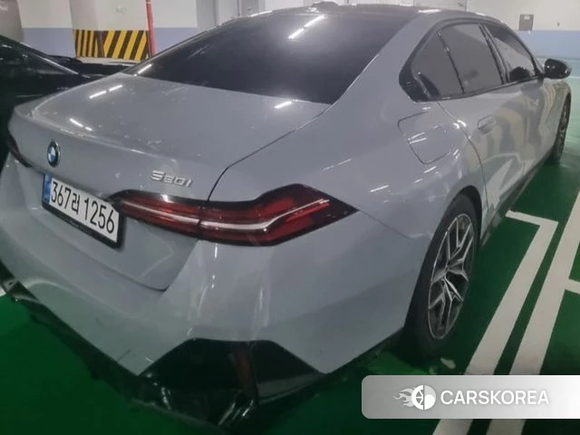 BMW 5 Series (G60) 2026 Светло-серебряный цвет из Кореи, фото 5