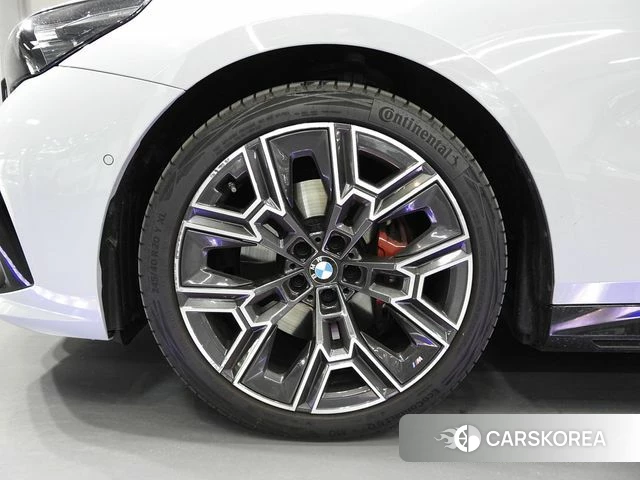 BMW 5 Series (G60) 2025 Небесно-голубой из Кореи, фото 5