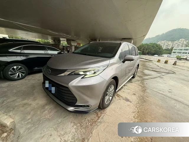Toyota Saina 2023 Серебристо-серый из Китая, фото 5