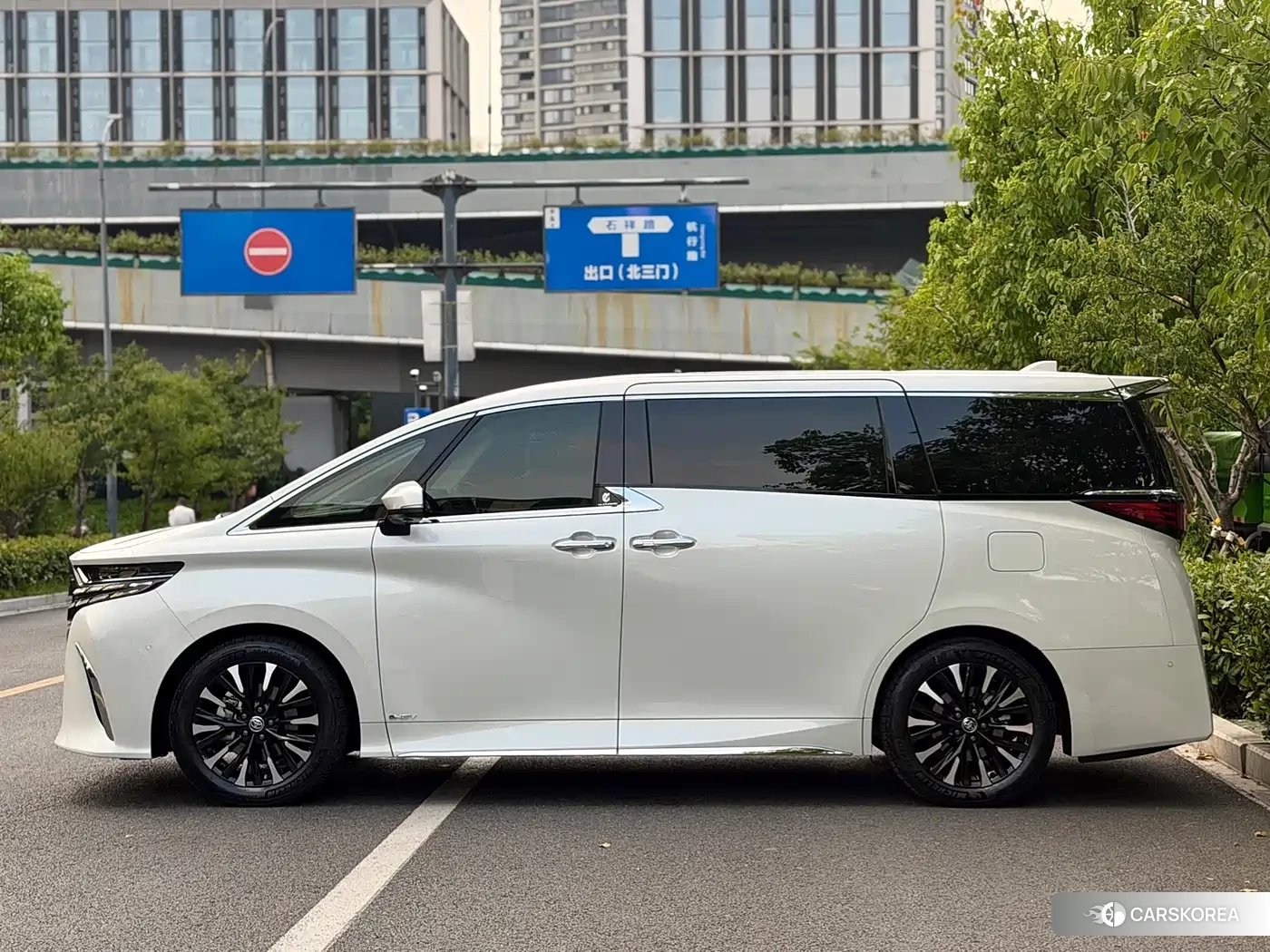 Toyota Elfa id 4685957 из Китая 23