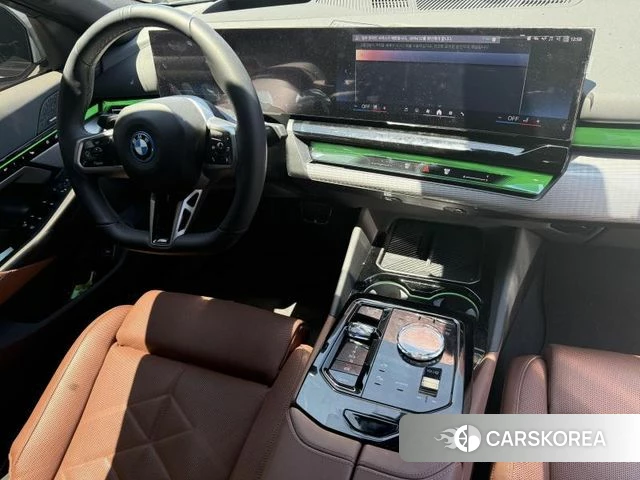 BMW 5 Series (G60) 2025 Цвет галактики из Кореи, фото 5