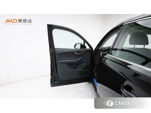 Audi Q7 2022 Черный из Китая, фото 6