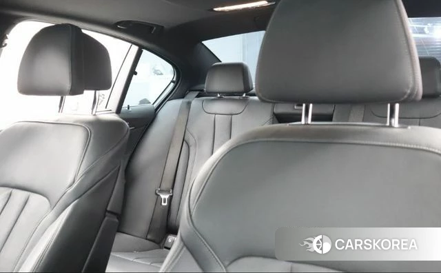 BMW 5 Series (G30) 2023 Белый из Кореи, фото 5