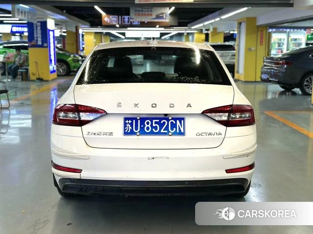 Skoda Octavia 2022 Белый из Китая, фото 5