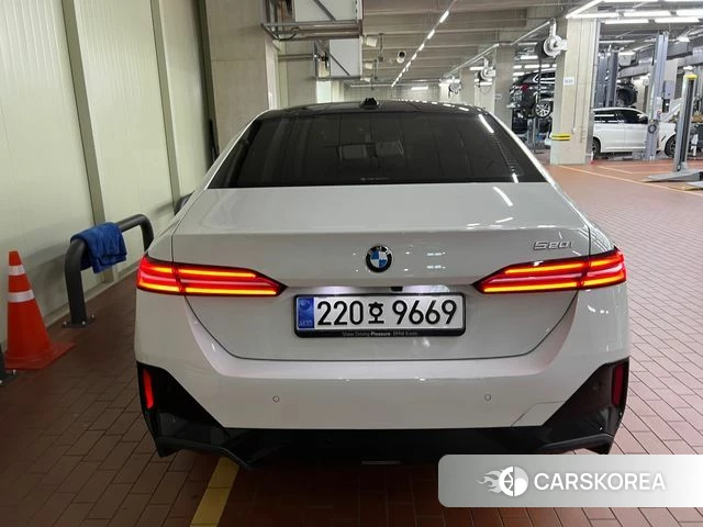 BMW 5 Series (G60) 2023 Белый из Кореи, фото 5