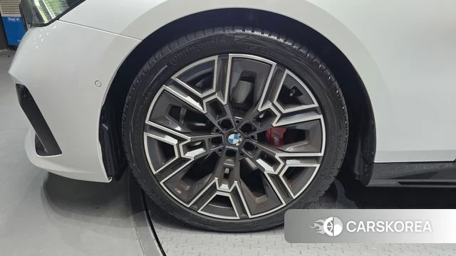 BMW 5 Series (G60) id 4634921 из Кореи 26