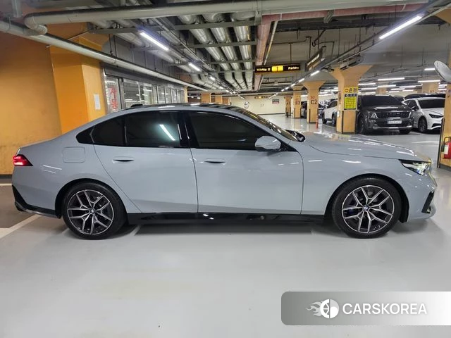BMW 5 Series (G60) 2026 Светло-серебряный цвет из Кореи, фото 5