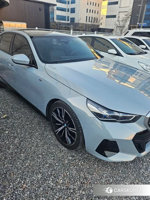 BMW 5 Series (G60) 2025 Небесно-голубой из Кореи, фото 6
