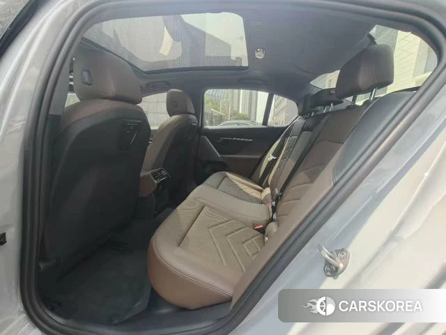 BMW 5 series (imported) 2025 Серебристо-серый из Китая, фото 6