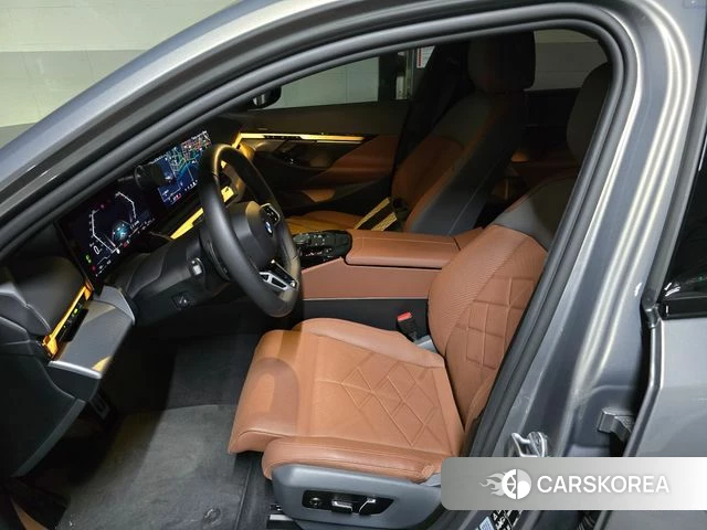 BMW 5 Series (G60) 2025 Золотой двухцветный из Кореи, фото 5