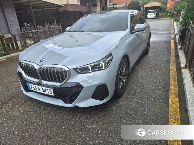 BMW 5 Series (G60) 2026 Светло-серебряный цвет из Кореи, фото 5