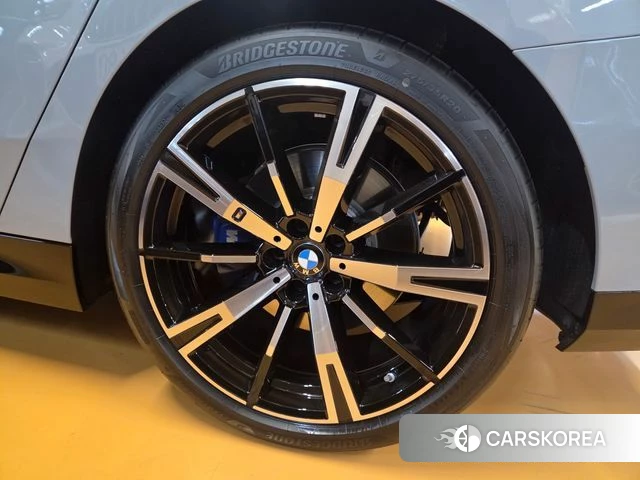 BMW 5 Series (G60) 2025 Цвет галактики из Кореи, фото 5