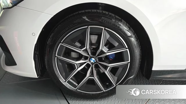 BMW 5 Series (G60) id 4279676 из Кореи 30