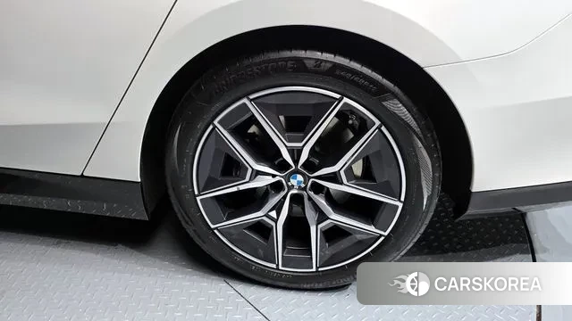 BMW 5 Series (G60) id 3679377 из Кореи 15