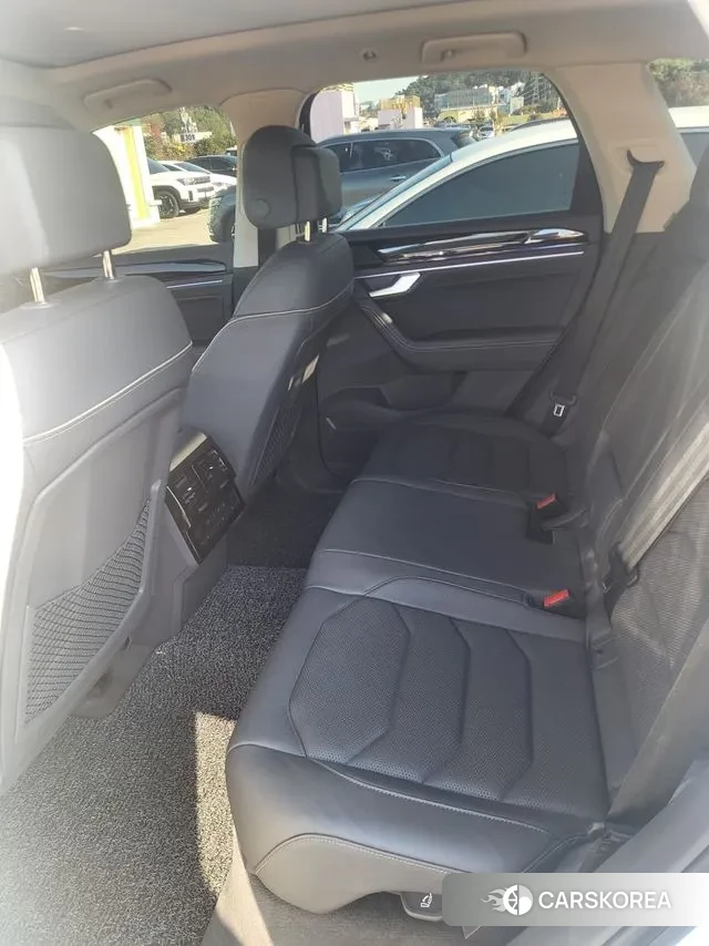 Volkswagen Touareg 3rd generation 2023 Белый из Кореи, фото 5