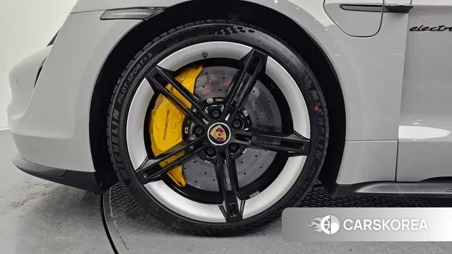 Porsche Taycan id 3508598 из Кореи 15