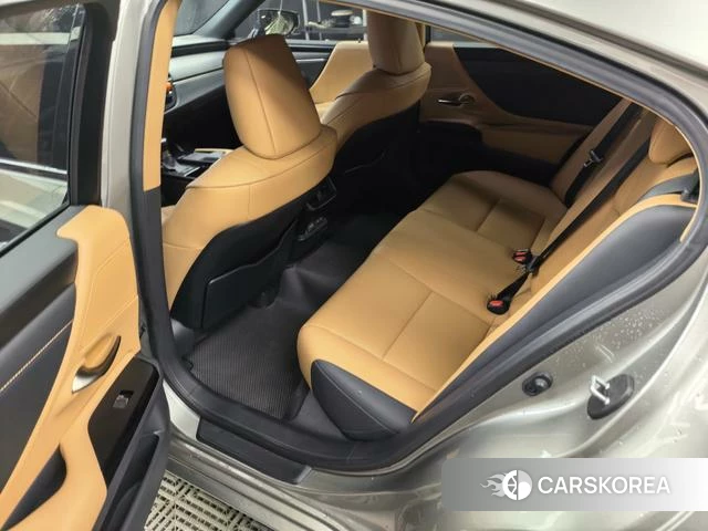 Lexus ES 2022 Серебристо-серый из Китая, фото 6