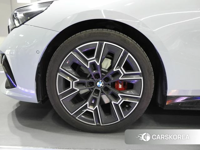 BMW 5 Series (G60) 2025 Небесно-голубой из Кореи, фото 5