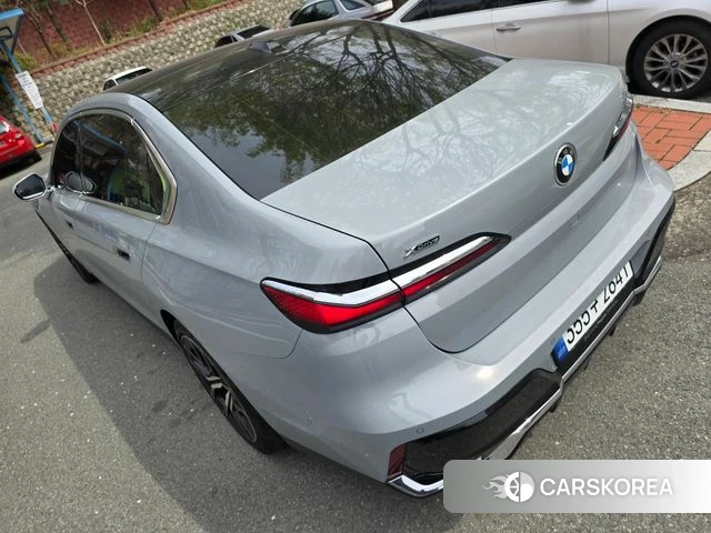 BMW 7 Series (G70) 2025 Жемчужный цвет из Кореи, фото 5