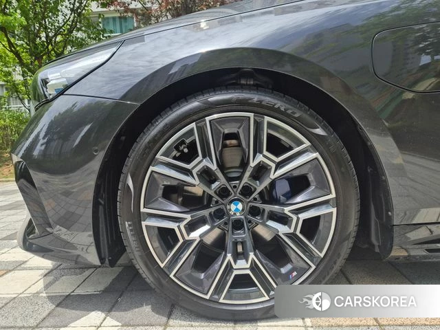 BMW 5 Series (G60) 2026 Цвет тростника из Кореи, фото 5