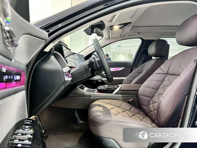 BMW 7 series 2024 Черный из Китая, фото 5