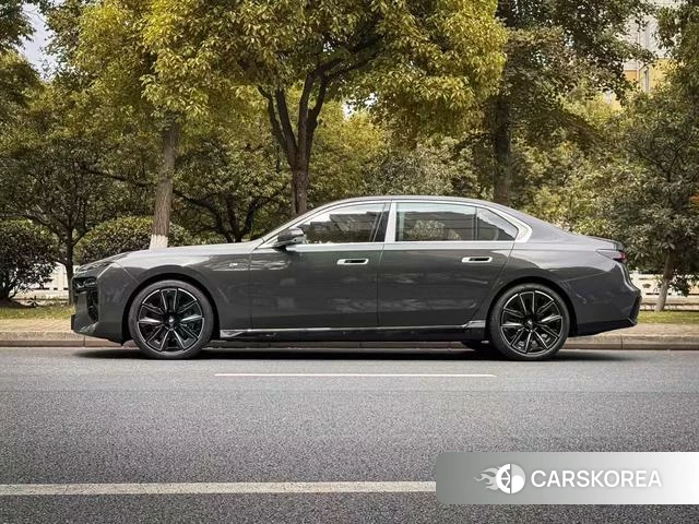 BMW 7 series 2023 Темно-серый из Китая, фото 5