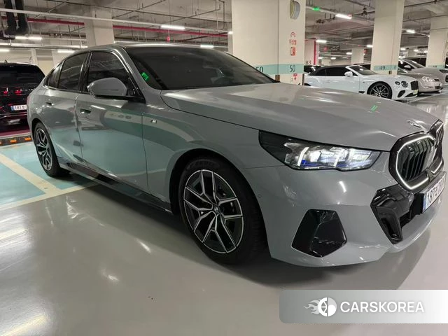 BMW 5 Series (G60) 2024 Серебристо-серый из Кореи, фото 6