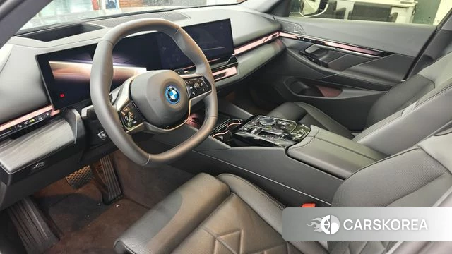 BMW 5 Series (G60) 2025 Синий нефрит из Кореи, фото 5