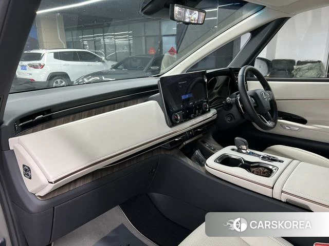 Lexus LM id 4239487 из Китая 21