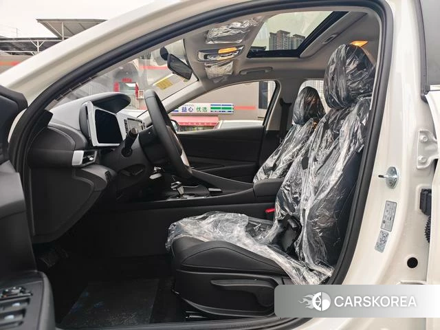 Hyundai Elantra 2026 Белый из Китая, фото 5