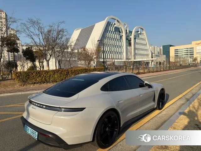 Porsche Taycan id 3685964 из Кореи 14