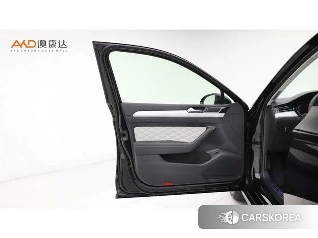 Volkswagen Magotan 2025 Черный из Китая, фото 3