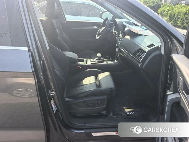 Audi Q5L 2022 Темно-серый из Китая, фото 6