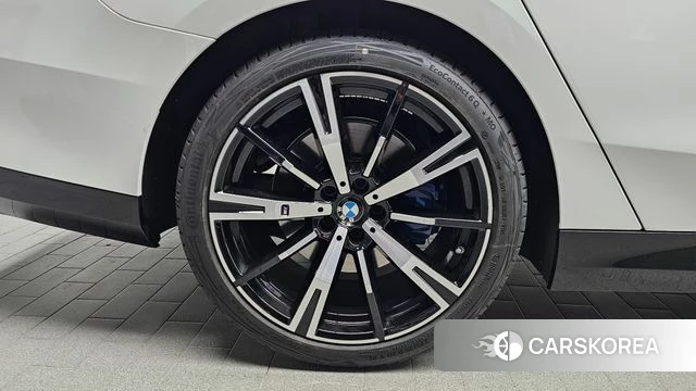 BMW 5 Series (G60) id 3870037 из Кореи 15