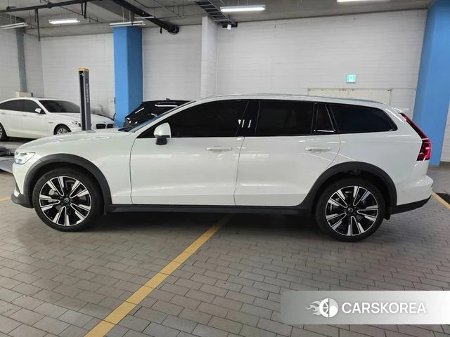 Volvo V60 Cross-Country 2nd Generation 2023 Белый из Кореи, фото 5