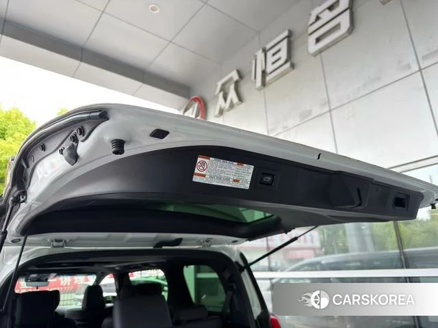 Lexus LM id 4342225 из Китая 16