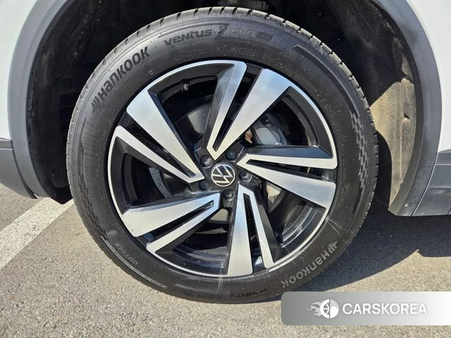 Volkswagen Touareg 3rd generation 2022 Белый из Кореи, фото 5